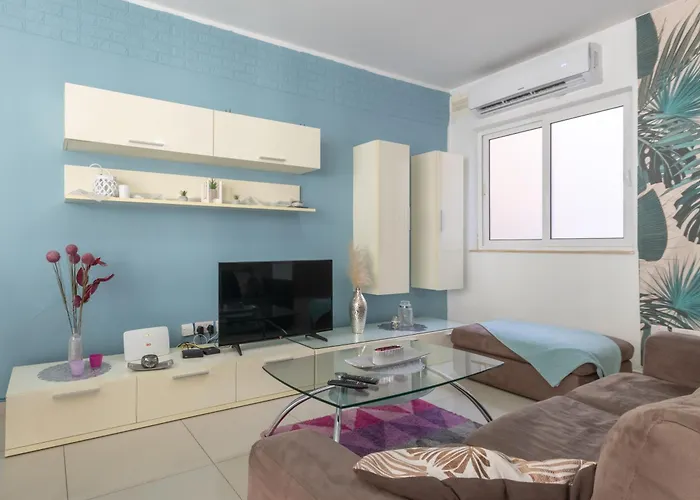 Amazing Apartment With Side Sea View
